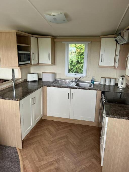 Red Squirrel Holiday Home In The Countryside, 10 Mins To Lligwy Beach Llandyfrydog Buitenkant foto
